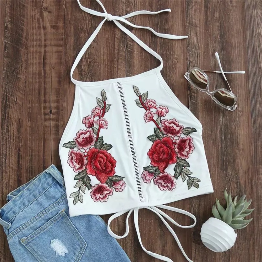 🆕//rose appliqué halter crop top